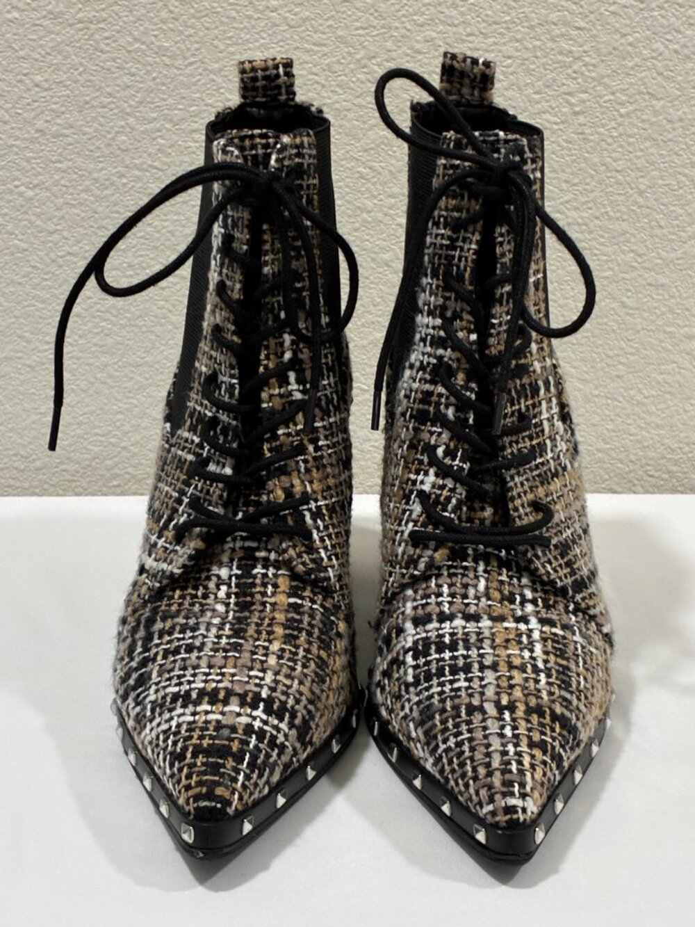 CHARLES DAVID Debate Ankle Boot Black/Tan Tweed Lace Up Studded Trim Women 7.5